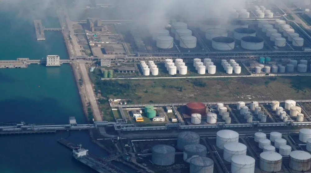 خزانات للنفط والغاز في مستودع بميناء تشوهاي الصيني (رويترز)