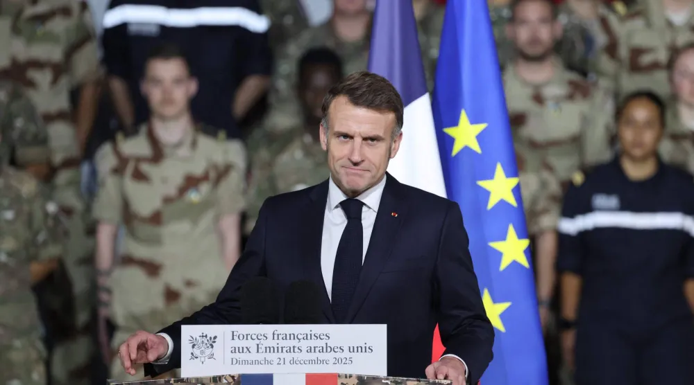 الرئيس الفرنسي إيمانويل ماكرون خلال حضوره احتفالاً مع القوات الفرنسية في مدينة زايد العسكرية قرب أبوظبي (أ.ف.ب)