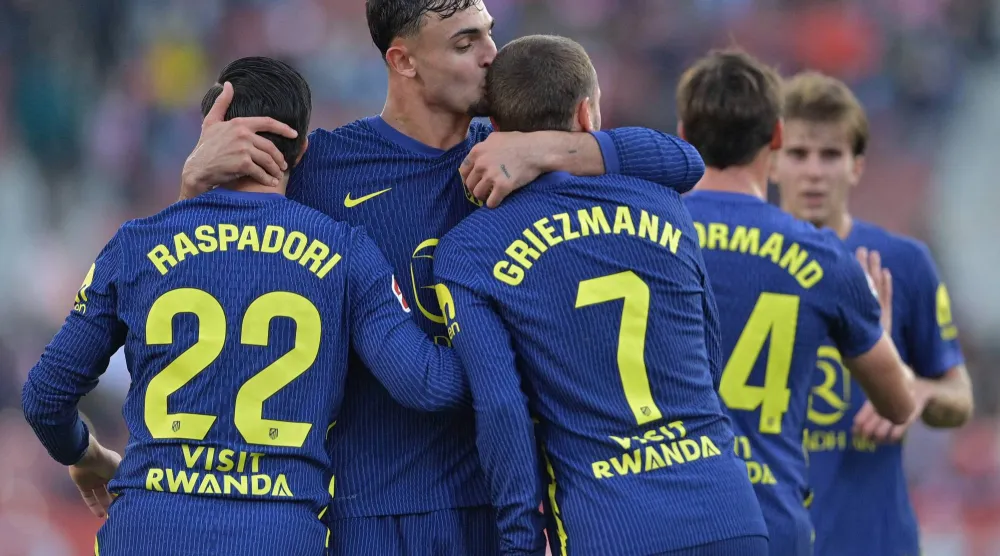 فرحة لاعبي أتلتيكو مدريد بالفوز على جيرونا (أ.ف.ب)