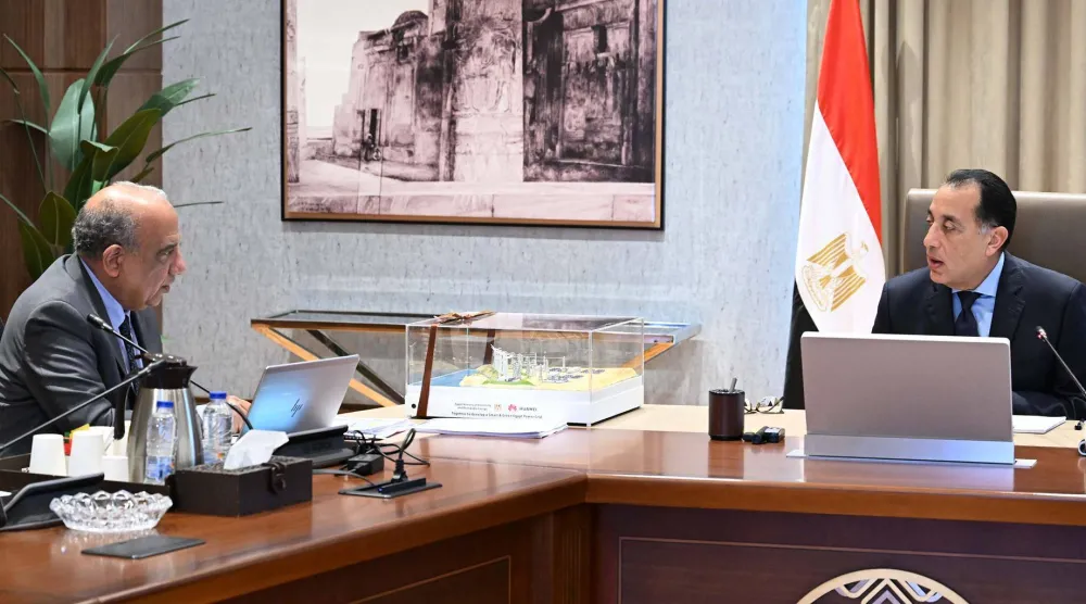 رئيس الوزراء المصري خلال لقائه وزير الكهرباء (رئاسة مجلس الوزراء)