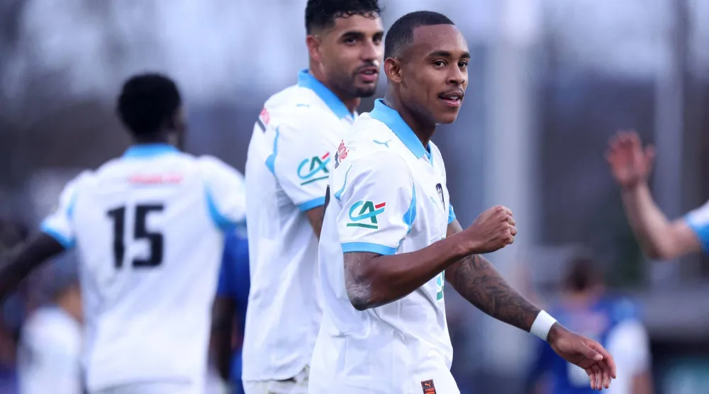 فرحة لاعبي أولمبيك مرسيليا بالفوز الكبير على بورغ بيروناس (أ.ف.ب)