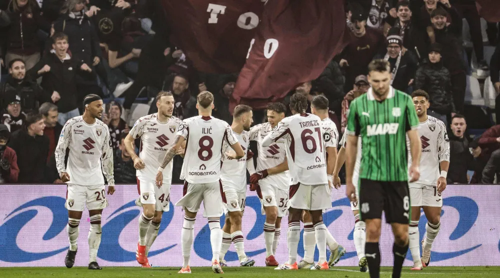 فرحة لاعبي تورينو بالفوز على ساسولو (إ.ب.أ)