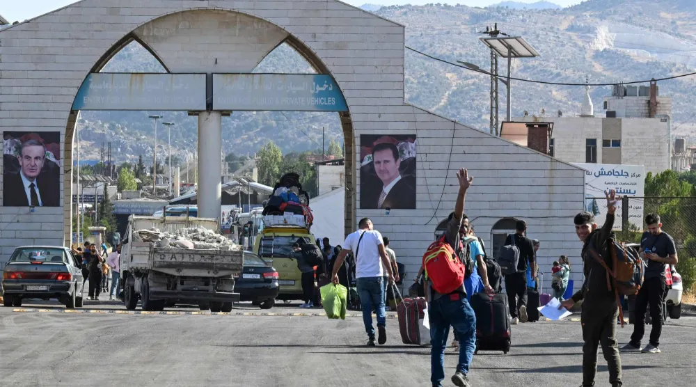 قادمون من لبنان عند معبر «جديدة يابوس» جنوب غربي سوريا في 6 أكتوبر الماضي (أ.ف.ب)