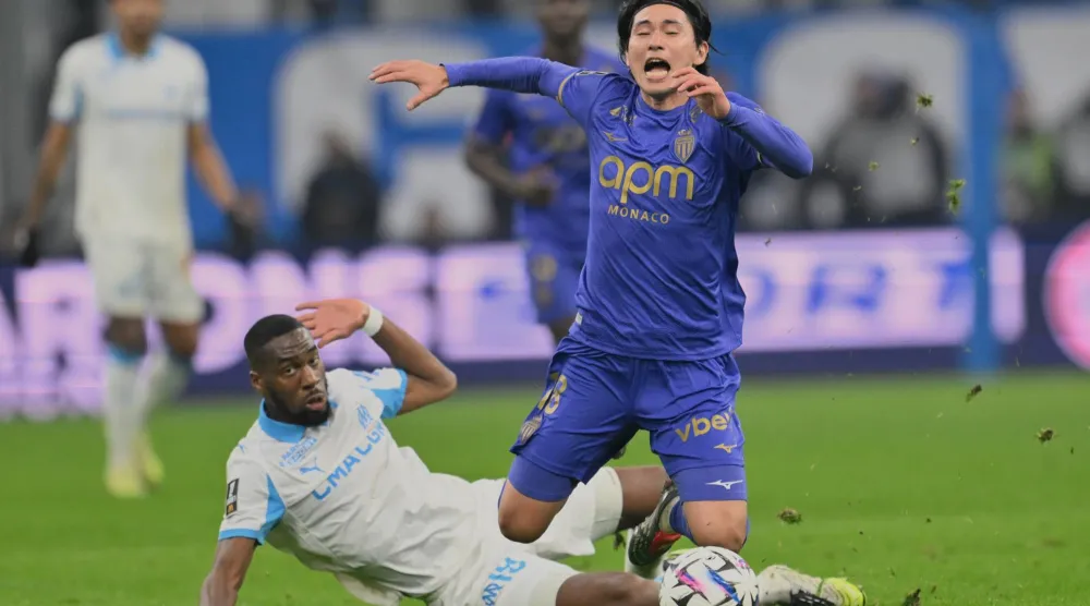 الياباني تاكومي مينامينو مهاجم موناكو (يمين) تعرض لإصابة خطيرة (أ.ب)