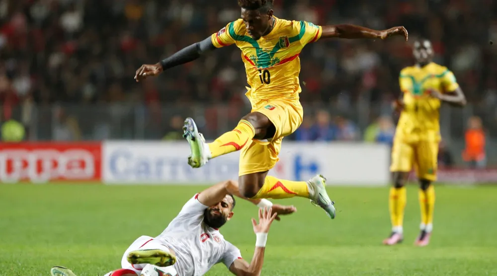 إيف بيسوما يواصل الغياب عن مالي (رويترز)