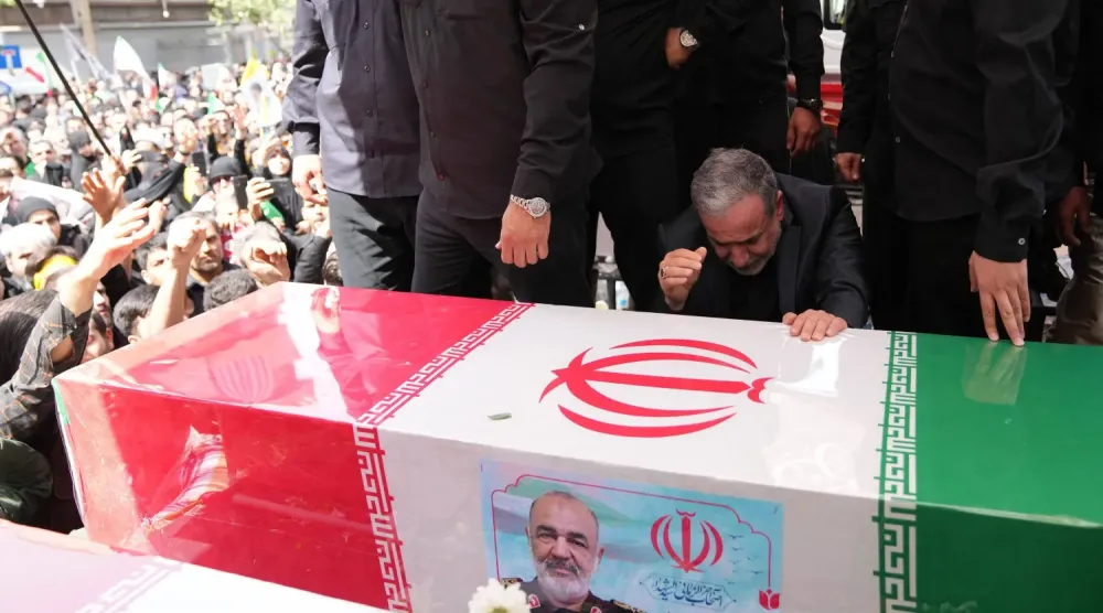 İran Dışişleri Bakanı Abbas Arakçi, Tahran'a düzenlenen İsrail saldırılarında hayatını kaybeden üst düzey askeri subayların cenaze töreninde Devrim Muhafızları Ordusu (DMO) Komutanı Hüseyin Selami'nin tabutu başında gözyaşı döküyor. (Arşiv – AFP)