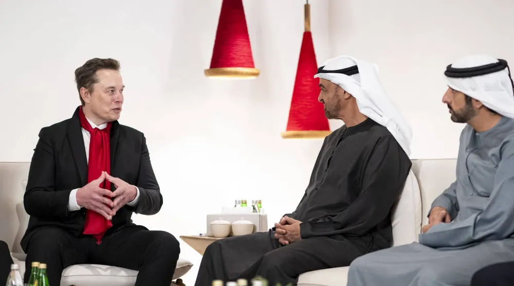 الشيخ محمد بن زايد آل نهيان رئيس دولة الإمارات وإيلون ماسك خلال اللقاء في أبوظبي بحضور الشيخ حمدان بن محمد بن راشد (وام)