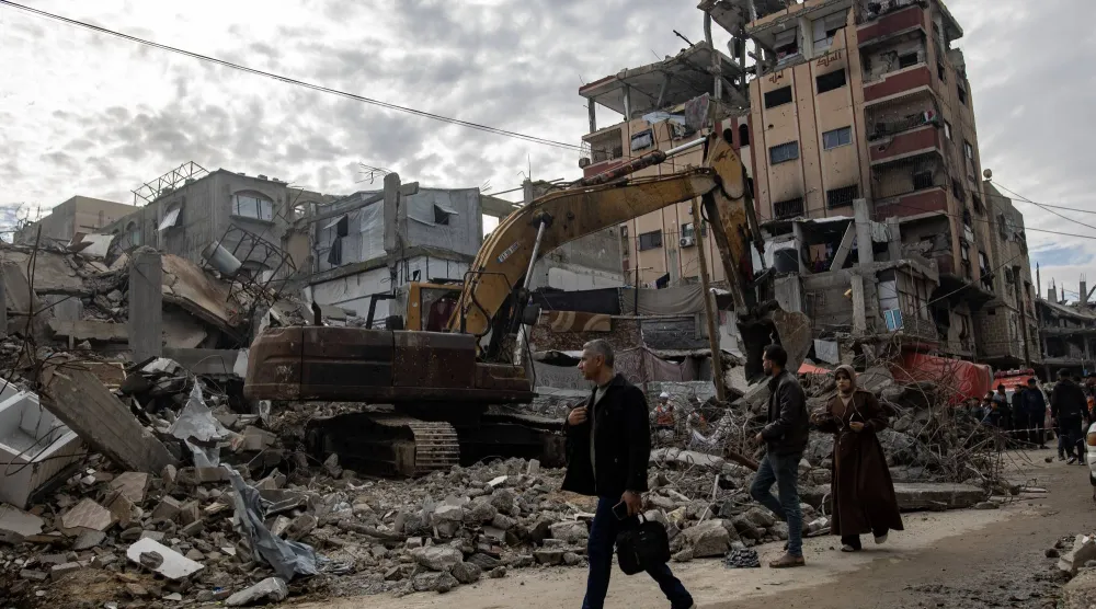 عناصر من الدفاع المدني الفلسطيني يزيلون ركام منزل مدمر في خان يونس بجنوب قطاع غزة بحثاً عن جثث فلسطينيين يوم السبت (إ.ب.أ)