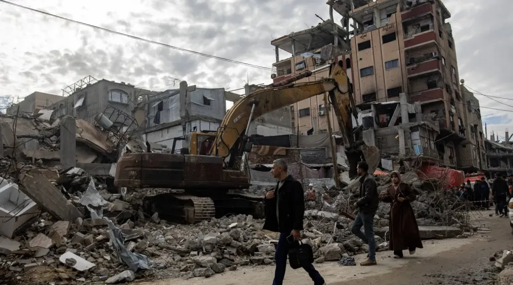 Filistinli sivil savunma personeli, cumartesi günü Gazze Şeridi'nin güneyindeki Han Yunus'ta yıkılan bir evin enkazını kaldırarak Filistinli cesetleri arıyor (EPA)