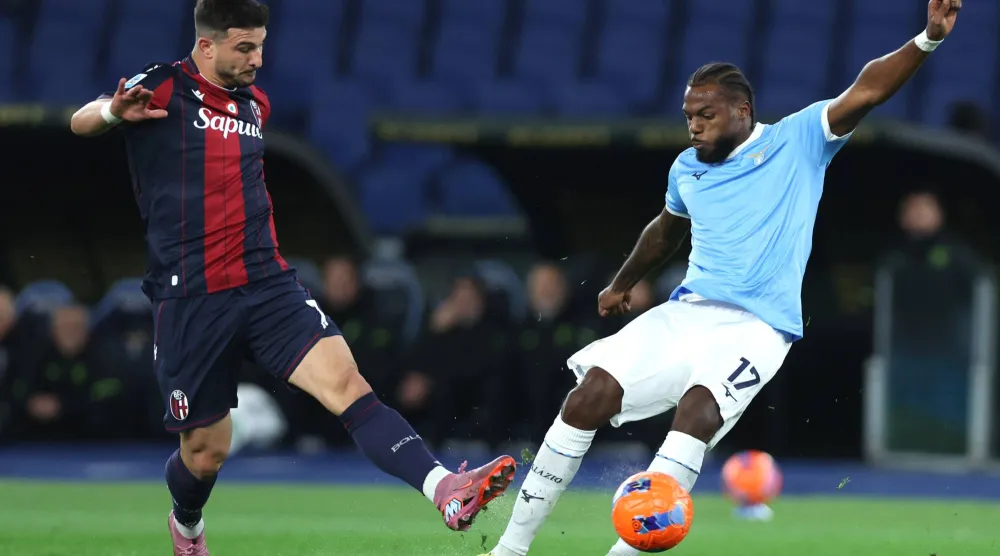 الظهير الأيسر البرتغالي نونو تافاريس (يمين) على رادار الاتحاد (د.ب.أ)