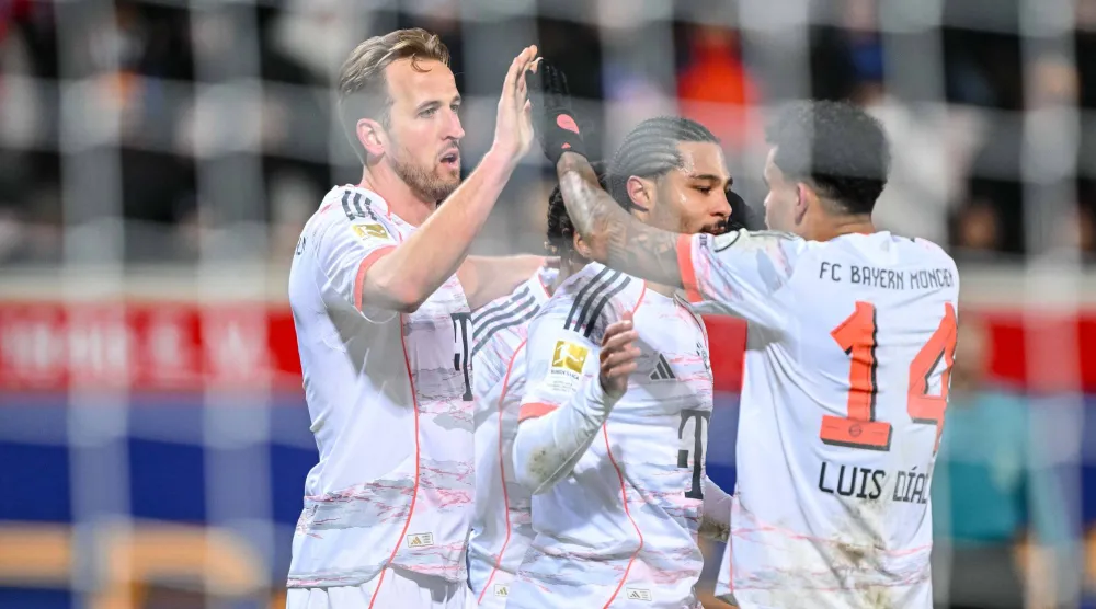 فرحة لاعبي بايرن ميونيخ بالفوز والابتعاد بالصدارة (د.ب.أ)