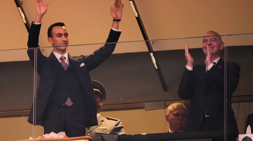 ولي عهد المغرب الأمير مولاي الحسن يحيي الجماهير المغربية في افتتاح «أمم أفريقيا» (أ.ب)