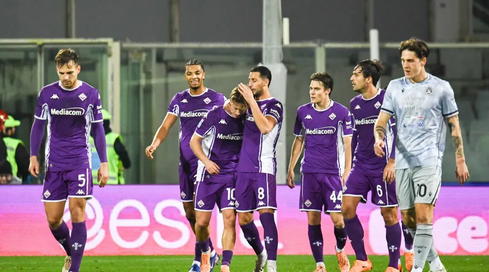 احتفالية لاعبي فيورنتينا بالفوز الكبير على أودينيزي (د.ب.أ)