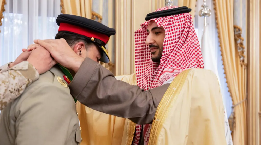 وزير الدفاع السعودي يُقلِّد قائد الجيش الباكستاني وسام المؤسس من الدرجة الممتازة (واس)