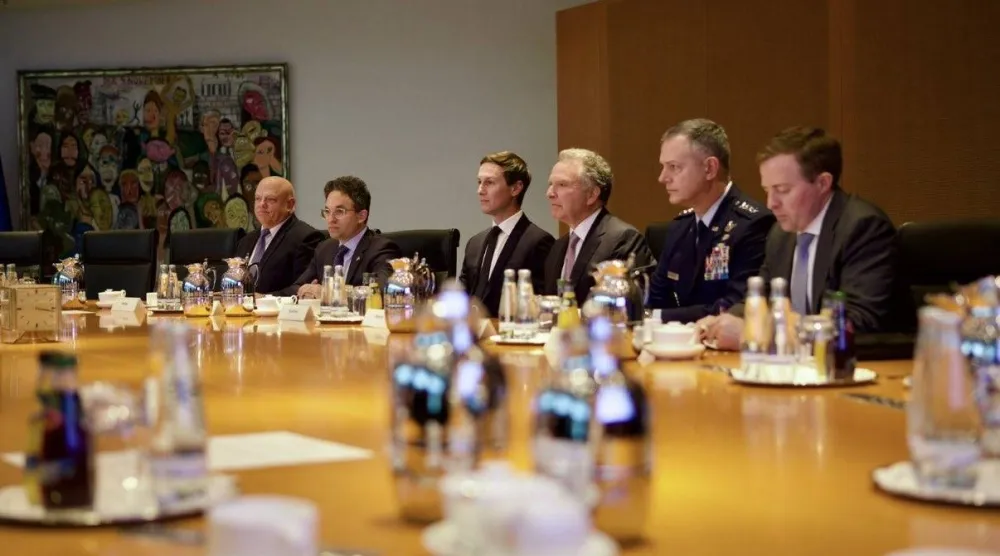 الوفد الأميركي برئاسة ستيف ويتكوف المبعوث الخاص لدونالد ترمب خلال مباحثات مع وفد أوكراني في برلين (حساب ويتكوف عبر منصة «إكس»)