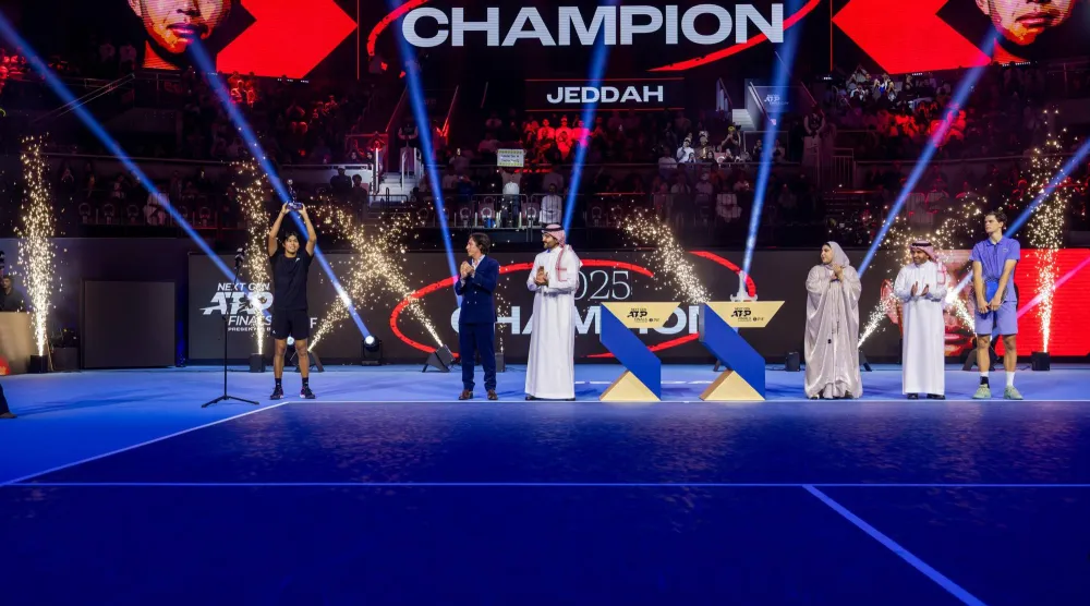 جانب من مراسم تتويج البطل (الشرق الأوسط)