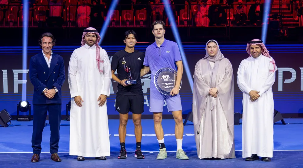 البطل ووصيفه خلال مراسم التتويج ويبدو بدر القاضي نائب وزير الرياضة ومحمد السراح رئيس اتحاد التنس (الشرق الأوسط)