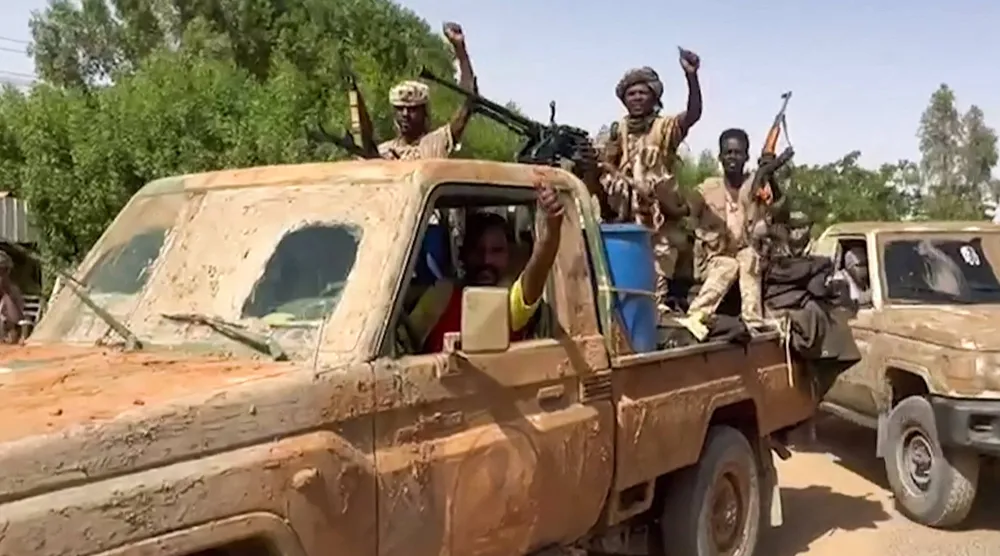 صورة ملتقطة من فيديو وزعته «الدعم السريع» في أبريل 2023 لمقاتلين في منطقة شرق النيل بالخرطوم (أرشيفية - أ.ف.ب)