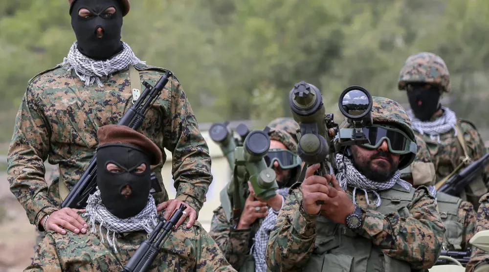 Hizbullah üyeleri, Mayıs 2023'te Güney Lübnan'da düzenlenen bir askeri tatbikat sırasında (DPA