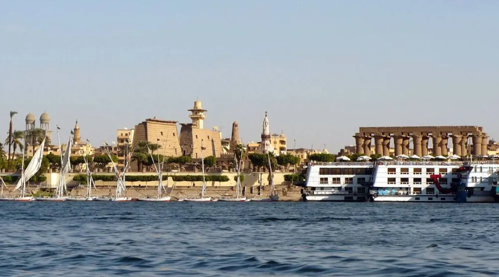 الفنادق العائمة سمة مميزة لمحافظة الأقصر التي تقع على مجرى نهر النيل