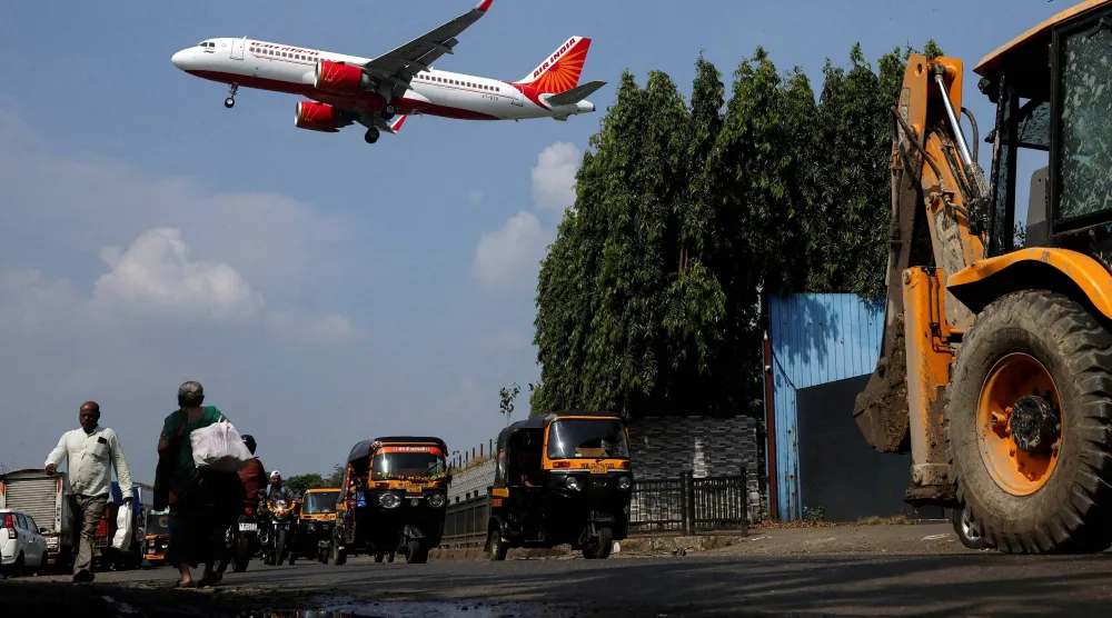 طائرة ⁠تابعة ​للخطوط ‌الجوية الهندية تستعد للهبوط في مومباي (أرشيفية - رويترز)