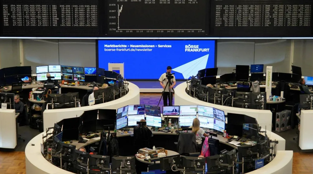 صورة لمخطط مؤشر الأسهم الألماني «داكس» ببورصة فرنكفورت (رويترز)