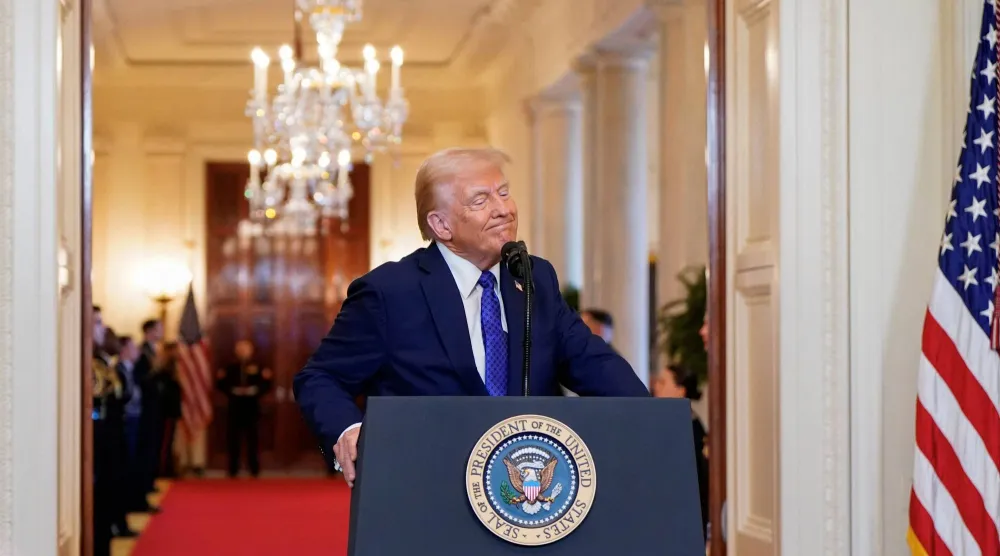 ترمب يلقي كلمة داخل البيت الأبيض (رويترز)