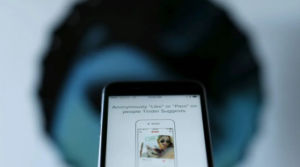 الاستخدام المفرط لتطبيقات المواعدة يرتبط بمشاكل نفسية (رويترز)