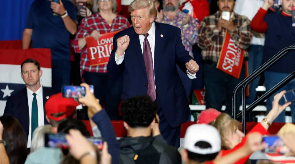 دونالد ترمب يغادر المنصة بعد إلقاء كلمته في مركز فعاليات روكي ماونت بمدينة روكي ماونت في كارولاينا الشمالية 19 ديسمبر 2025 (أ.ب)