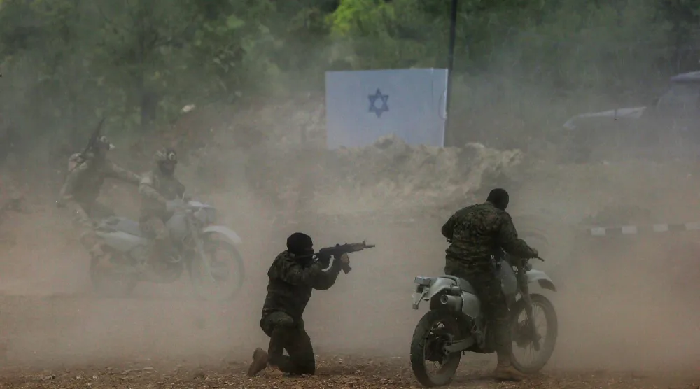 مقاتلون من «حزب الله» خلال مناورة في جنوب لبنان (أرشيفية - د.ب.أ)