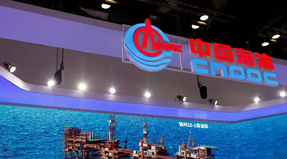 شاشة تعرض صورة لحقل «جينتشو» النفطي بجناح شركة «سي إن أو أو سي» في معرض الصين الدولي لتجارة الخدمات (رويترز)