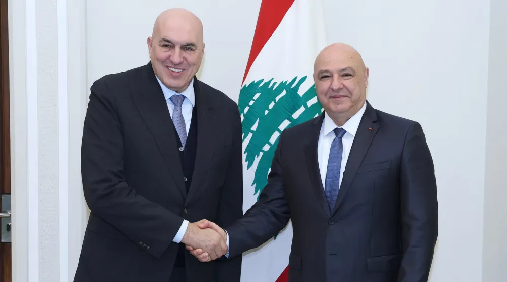 الرئيس اللبناني جوزيف عون (يمين) يصافح وزير الدفاع الإيطالي غيدو كروسيتو خلال استقباله في قصر بعبدا (الوكالة الوطنية للإعلام)