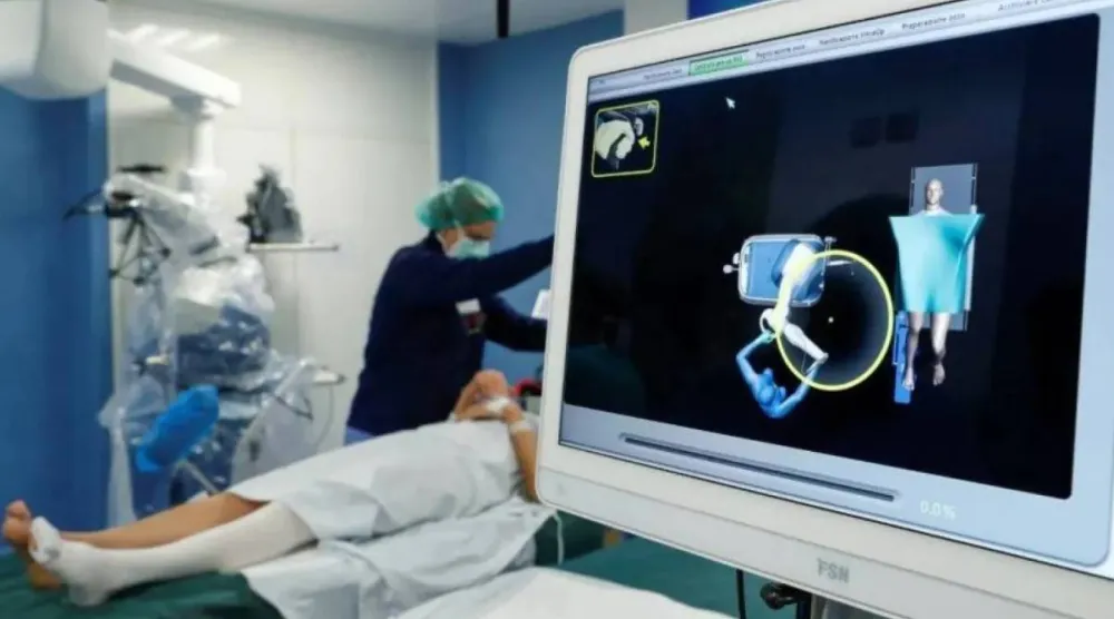 يرتبط التهاب البروستاتا بالإمساك لأن الشدّ المتكرر خلال التبرز يزيد الضغط على البروستاتا وقاع الحوض (أرشيفية - رويترز)