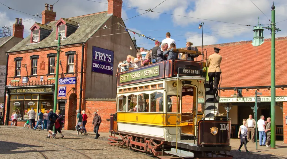 عربة ترام قديمة في متحف «بيمِيش» تعيد أجواء الحياة في شمال شرق إنجلترا (شاترستوك)