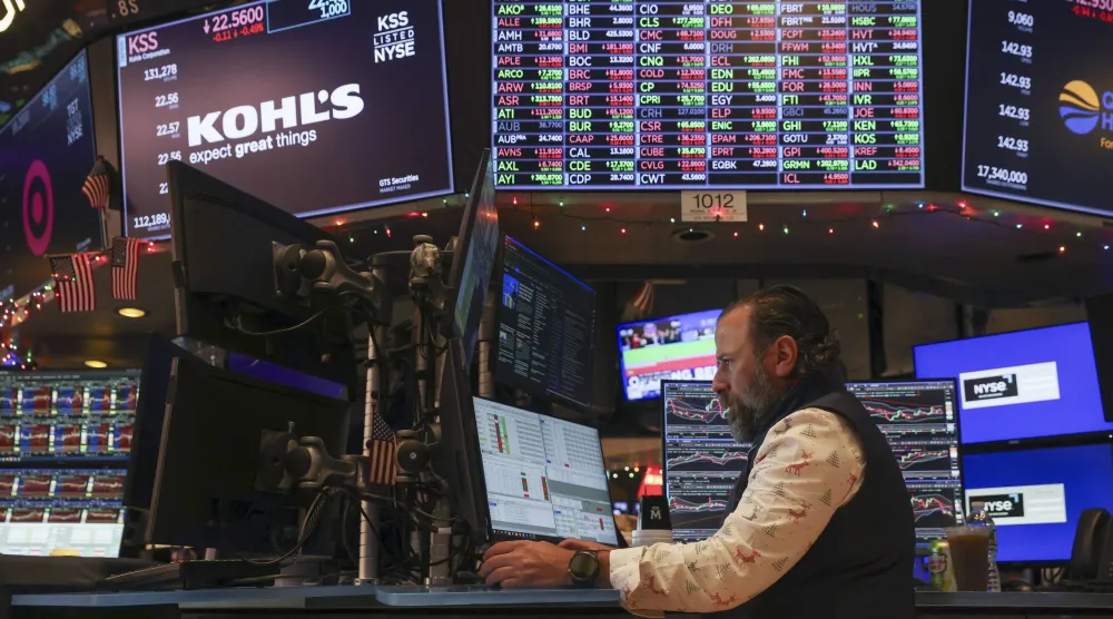 متداول يراقب شاشات تعرض مؤشرات الأسهم في بورصة نيويورك (إ.ب.أ)