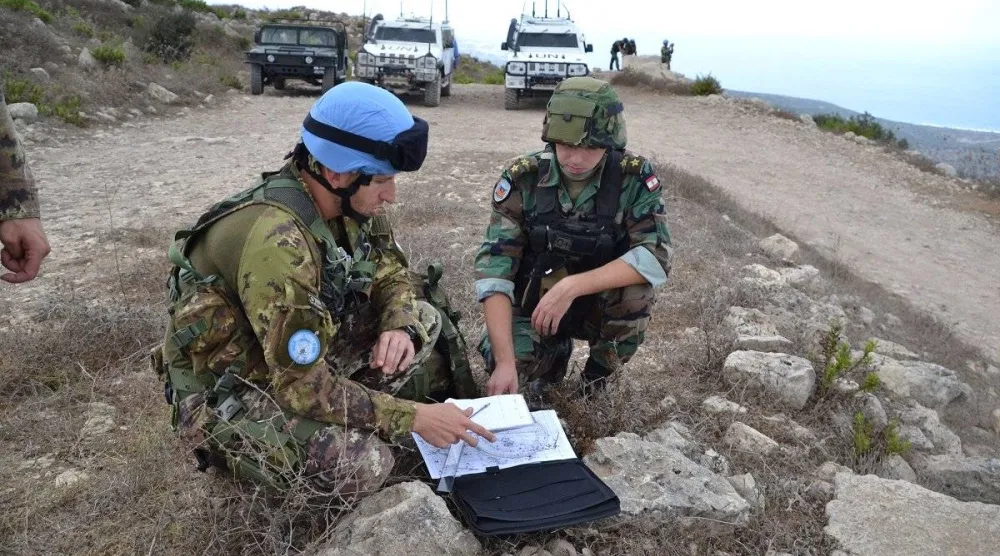 ضابط في الجيش اللبناني إلى جانب ضابط إيطالي ضمن عديد «اليونيفيل» خلال مهمة مشتركة في جنوب لبنان (اليونيفيل)