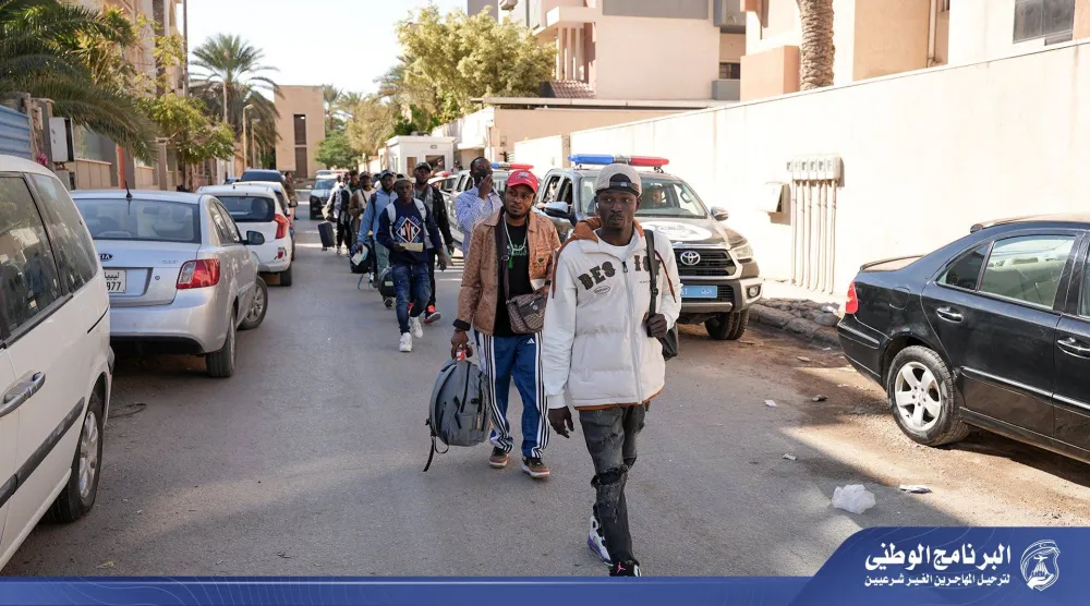 جانب من ترحيل السلطات الليبية لمهاجرين من الجنسية الغانية (وزارة الداخلية بغرب ليبيا)
