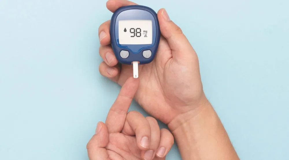 شخص يُجري فحصاً لقياس نسبة السكر في الدم (جامعة كولومبيا البريطانية)