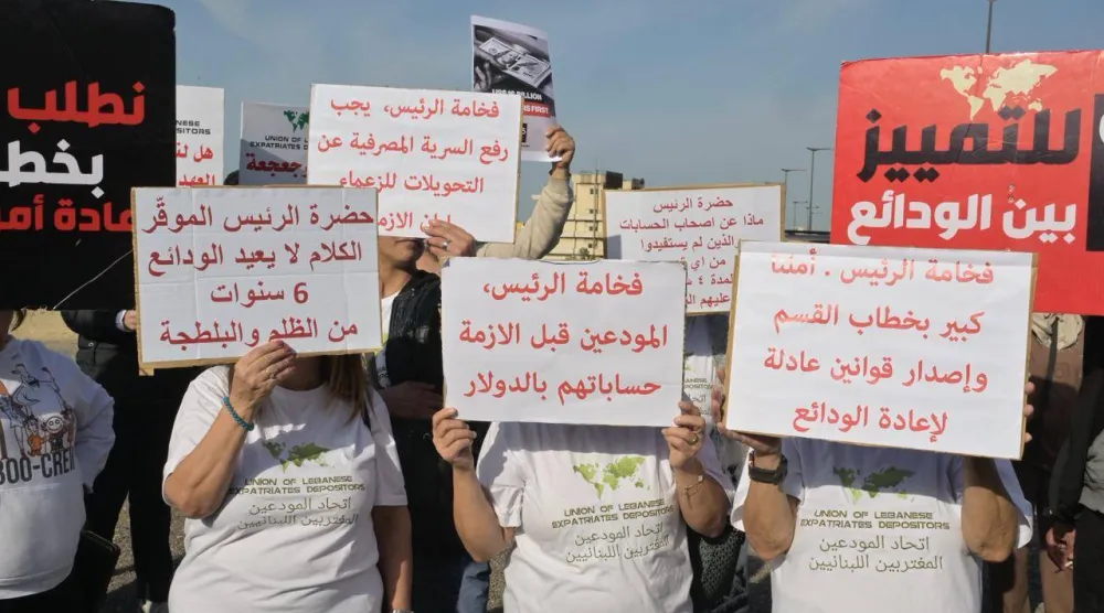 مودعون يرفعون لافتات اعتراضية على مشروع قانون استعادة الودائع خلال تحركات شعبية على طريق القصر الجمهورية (الشرق الأوسط)