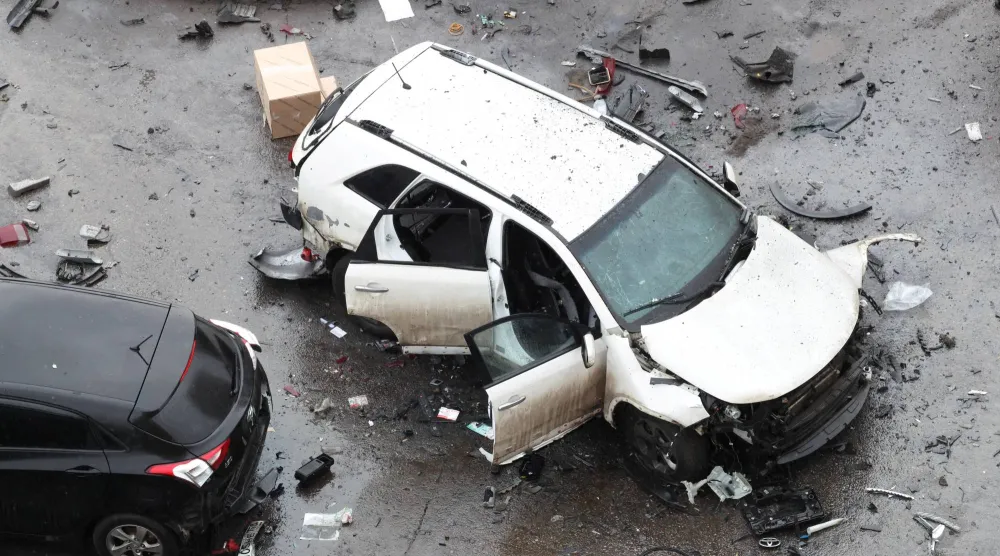 السيارة التي قتل فيها الجنرال فانيل سارفاروف (56 عاماً) وسط منطقة سكنية في موسكو الاثنين (رويترز)