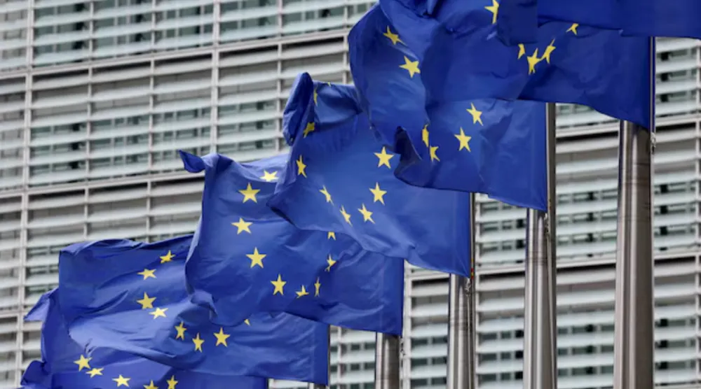 أعلام الاتحاد الأوروبي خارج المقر الرئيسي في بروكسل (رويترز)