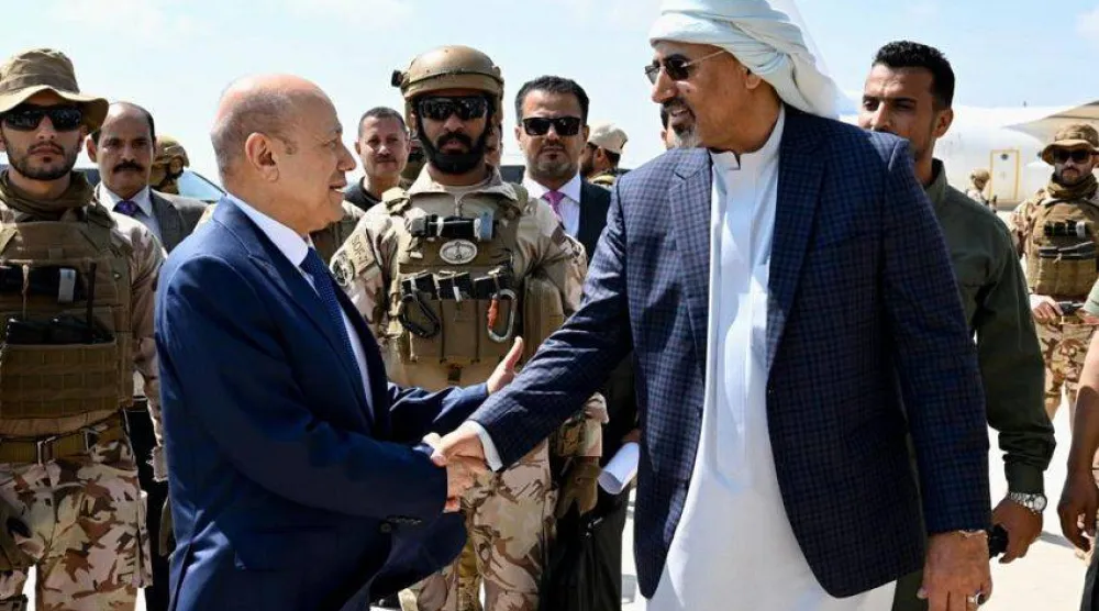 رشاد العليمي رئيس «مجلس القيادة الرئاسي» اليمني يصافح عضو المجلس عيدروس الزبيدي (سبأ)