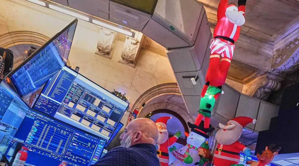 متداول يعمل في بورصة نيويورك (أ.ب)