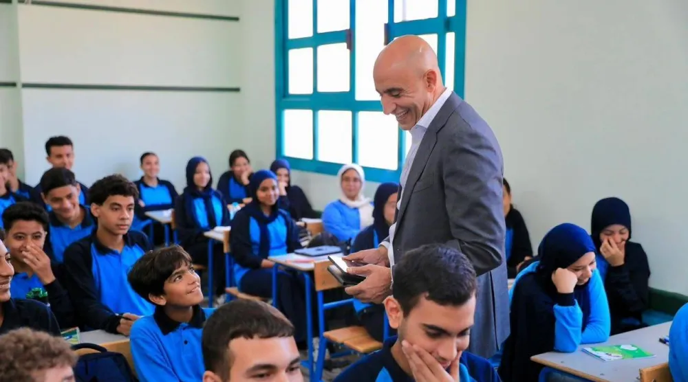 وزير التعليم المصري وسط الطلاب في جولة ميدانية (وزارة التربية والتعليم)