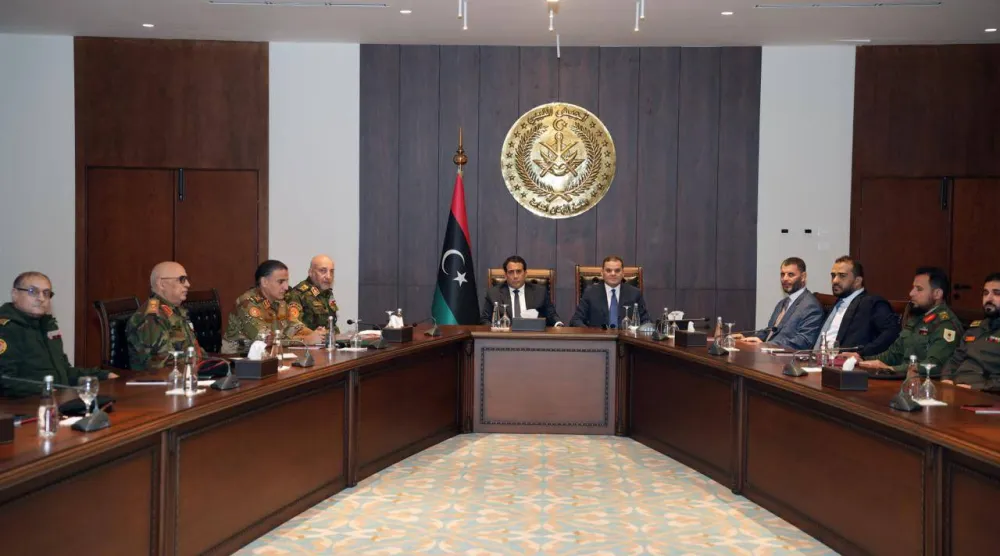 المنفي والدبيبة يتوسطان قيادات أمنية وعسكرية خلال اجتماع عُقد في طرابلس يوم 22 ديسمبر (المجلس الرئاسي الليبي)