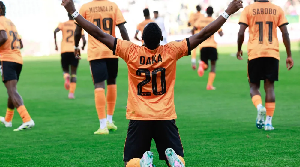 باستون داكا يحتفل بهدف التعادل القاتل لزامبيا أمام مالي (أ.ف.ب)