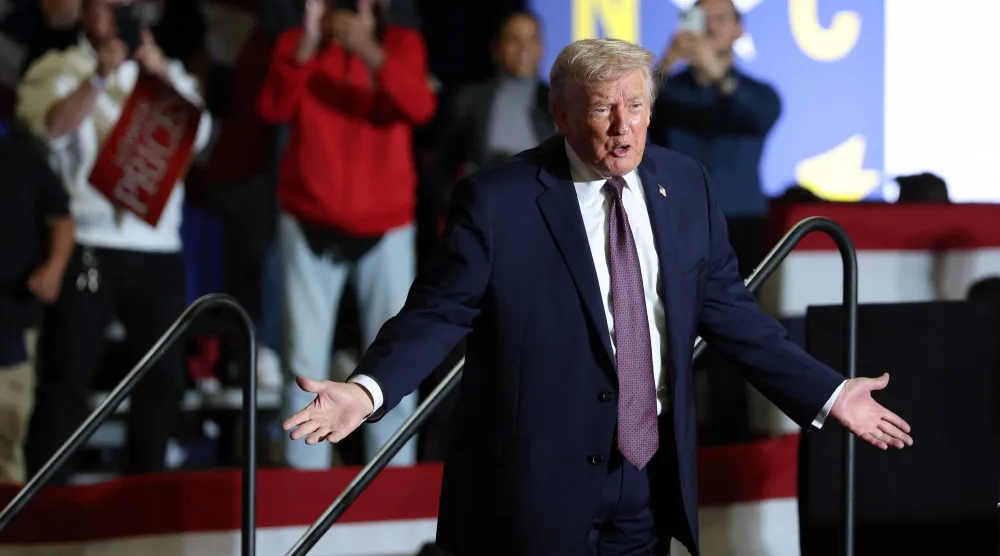 الرئيس دونالد ترمب متحدثاً في تجمع حاشد في مركز روكي ماونت (كارولينا الشمالية) يوم 19 ديسمبر عن خططه لخفض تكلفة السلع الأساسية (أ.ف.ب)