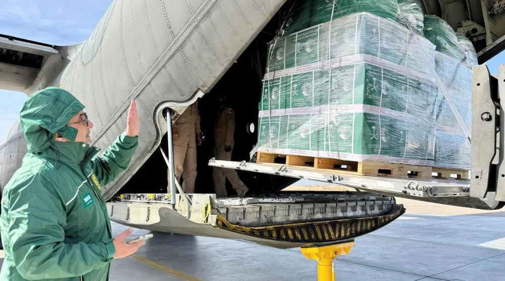 حملت الطائرة الإغاثية على متنها سلالاً غذائية وحقائب إيوائية تمهيداً لنقلها إلى المتضررين من الشعب الفلسطيني داخل غزة (واس)