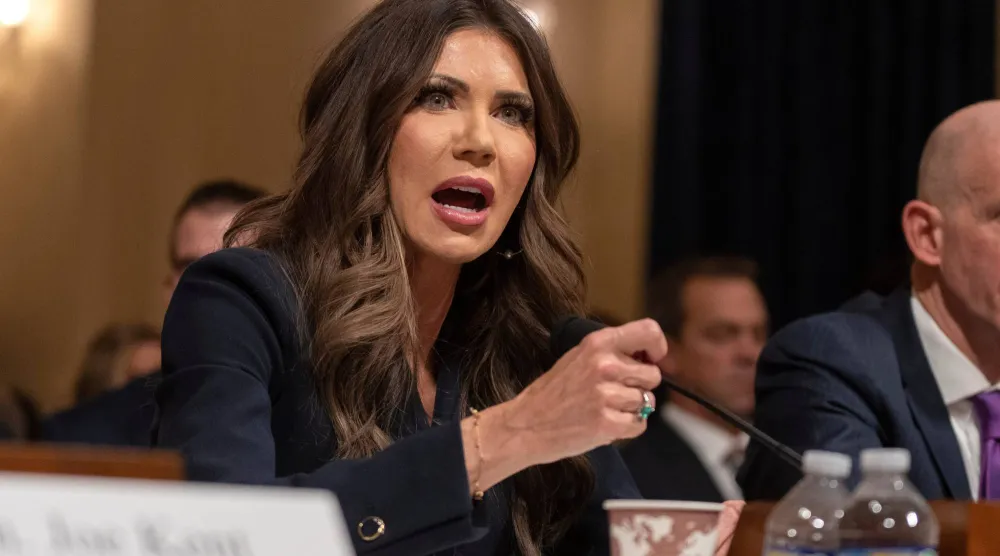 وزيرة الأمن الداخلي كريستي نويم خلال جلسة استماع أمام لجنة الأمن الداخلي في مجلس النواب في مبنى الكابيتول في واشنطن يوم الخميس 11 ديسمبر 2025 (أ.ب)