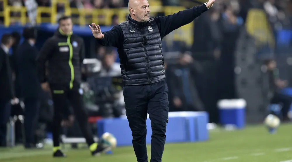 فينشينزو إيتاليانو مدرب فريق بولونيا الإيطالي (إ.ب.أ) 